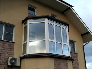 Остекление балкона с крышей на металлическом сварном каркасе в загородном доме