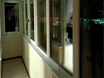 Теплое остекление и отделка балкона с крышей в 606 серии