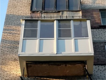Панорамное остекление балкона с выносом пола в кирпичной брежневке